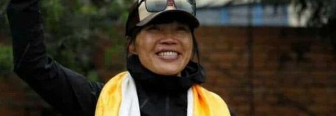 Una donna ha stabito il record di scalata dell'Everest: 25 ore e 50 minuti
