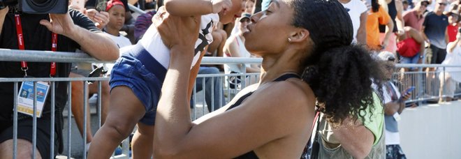 Allyson Felix batte il record di Bolt: a dieci mesi dal parto è l'altleta con più medaglie d'oro della storia