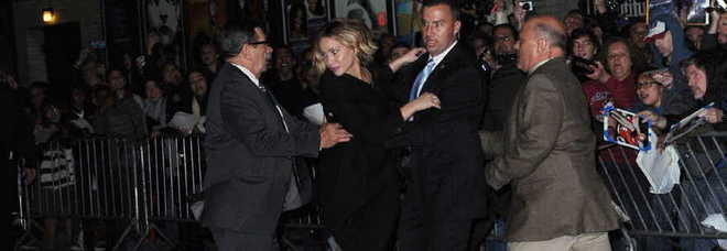 Paura per Jennifer Lawrence aggredita da un fan, l'attrice salvata dal bodyguard