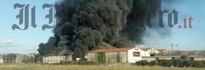 Grosso incendio ad Aprilia, a fuoco i capannoni dell'ex Freddindustria