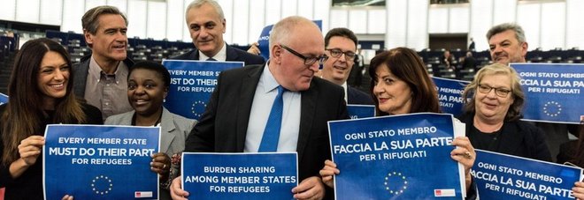 Eurodeputati Pd, cartelli e slogan a Strasburgo: l'Ue agisca sui migranti