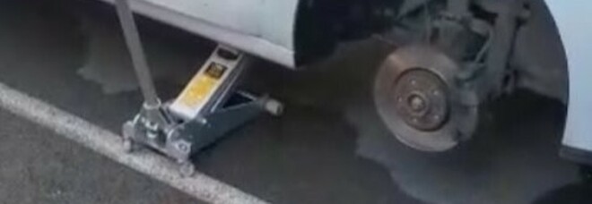 Raid vandalico a Latinafiori, squarciate le gomme di 9 auto