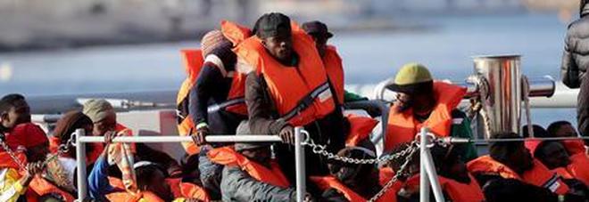 Migranti, naufragio a largo di Lampedusa: relitto con cadaveri attorno