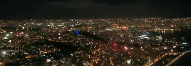 Napoli, lo spettacolo dei fuochi d'artificio ripreso da un drone