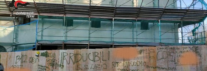 Avigliano Umbro, scritte contro la polizia e lo Stato nel cantiere edile: denunciati tre ragazzi del posto