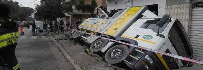 Pescara, camion per la pulizia delle fogne sprofonda per intero nel marciapiede di via Pepe Foto