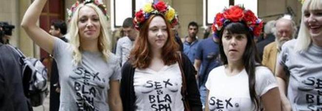 Parigi, Femen a seno nudo contro i senatori: «Siete papponi?». Esclusa la punibilità dei clienti