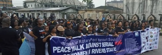 Nigeria, continua #ProtectPhGirls. Il movimento contro i femminicidi negli alberghi porta in strada centinaia di donne