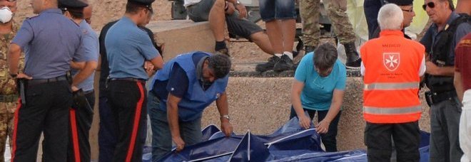 I soccorsi a Lampedusa (foto Ettore Ferrari - Ansa)