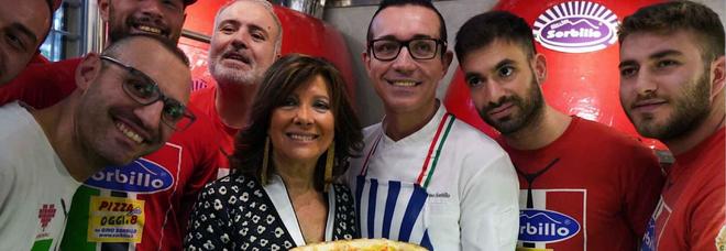 Tour a Napoli, la pizza di Gino Sorbillo conquista la presidente del Senato
