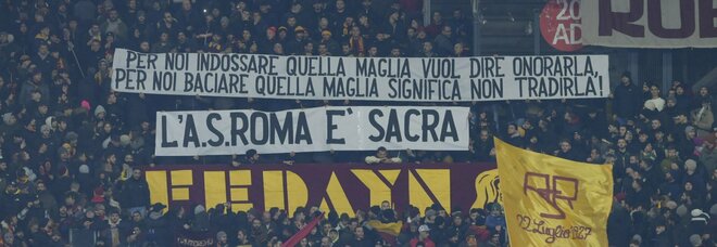 Roma, striscione in Curva Sud contro Zaniolo: «Indossare la maglia vuol dire onorarla, baciarla significa non tradirla»