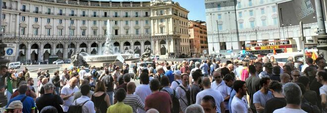 Sciopero dei taxi, centinaia di tassisti a piazza della Repubblica pronti per la manifestazione