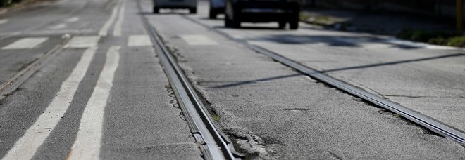 Via Aldrovandi, asfalto sconnesso vicino alle rotaie del tram
