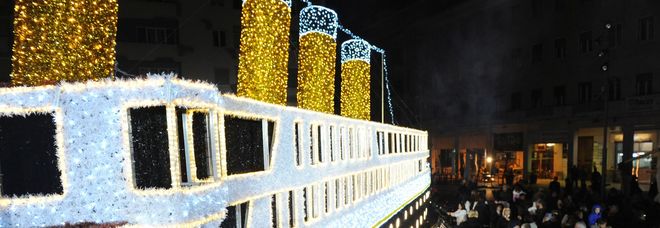 Sorpresa di Natale, nel cuore di Pescara si accende un Titanic fatto di luci