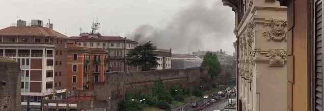 Roma, fiamme nella sede del ministero dell'Economia: a fuoco il quarto piano