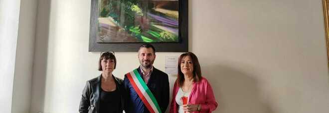 Civita Castellana, l'artista Maria Pia Rossini dona il quadro de "Il Vignale" al Comune