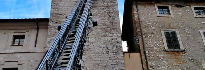 Narni, cadono sassi dalla torre di piazza dei Priori. Vigili del Fuoco in azione. Delimitata la zona di sicurezza