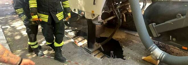 Roma, asfaltatrice sprofonda in una voragine di 5 metri: nessun ferito