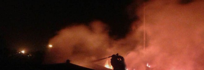 Roma, fiamme nel campo nomadi della Barbuta: in fumo sostanze tossiche