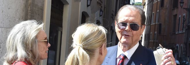 Roger Moore a Roma per un pranzo in famiglia: l'ex 007 ha quasi 90 anni