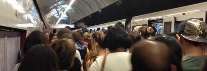 Roma, fumo nella metro, chiusa stazione Piazza Vittorio: fiamme in un tunnel