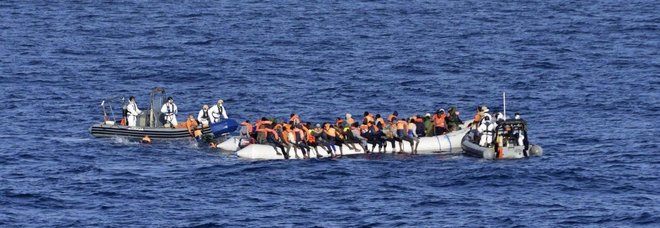 Migranti, soccorso barcone con 66 persone a bordo a largo di Pantelleria: due motovedette li stanno portando a Trapani