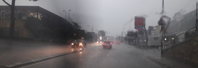 Maltempo, tempesta di pioggia: a Perugia strade come fiumi