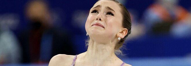 Valieva, le lacrime dopo le polemiche: la giovane russa chiude in vetta il programma corto di pattinaggio