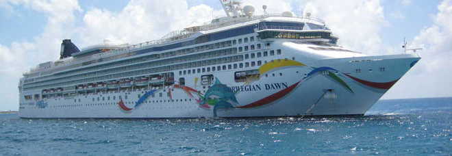 Bermuda, nave da crociera con 3700 passeggeri s'incaglia sulla barriera corallina