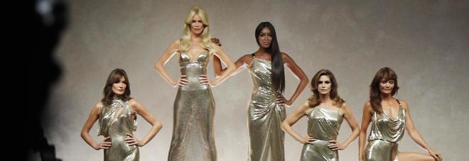 Versace mette in passerella 5 storiche top model, tripudio per Carla, Claudia, Cindy, Helena e Naomi