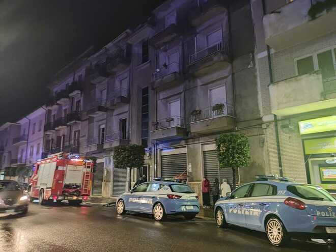Incendio in un appartamento a Fondi, tre feriti e palazzo evacuato