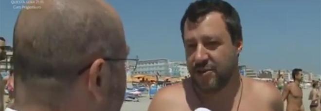 Riparte l'estate a torso nudo di Salvini
