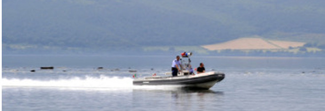 Lago di Bracciano, turista 22 enne si tuffa e scompare. L'amico: «Mi ha detto vado a nuotare ed è sparito»