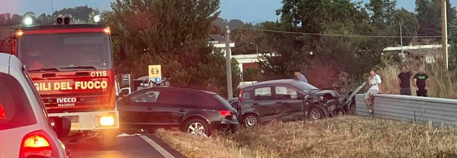 Incidente sulla Casilina, tre auto coinvolte: uomo incastrato, traffico nel caos