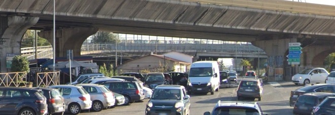 Roma, cadono frammenti dal viadotto: chiuso parcheggio stazione Labaro