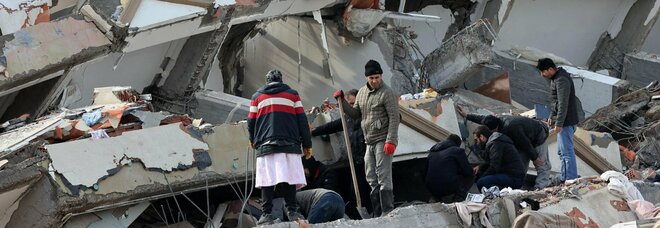 Terremoto Turchia e Siria, le ultime notizie in diretta. Scosse potenti come 130 atomiche, i morti sono oltre 4.300