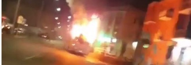 Roma, bus distrutto da un incendio in via Cassia: paura nella notte