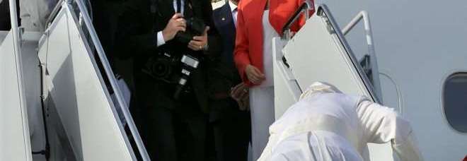 Papa a New York rischia di cadere sulla scaletta dell'aereo FOTO