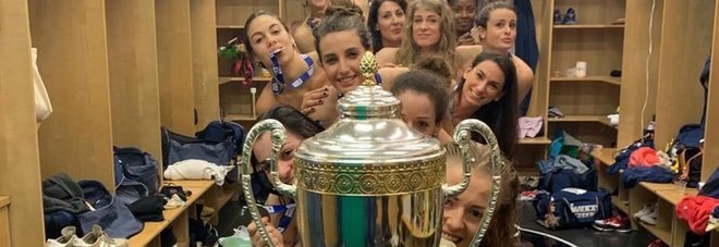 Tutte nude con la coppa, l'esultanza hot delle ragazze di Conegliano per la festa scudetto del volley