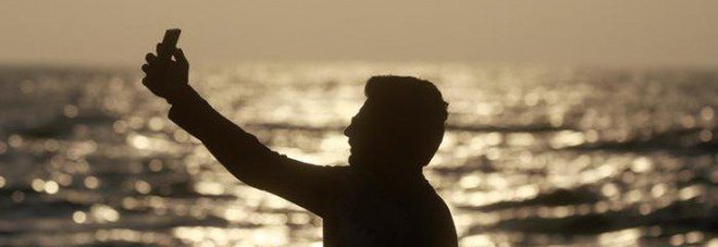 Lecce, mamma e papà si scattano un selfie: il bimbo nel passeggino finisce in mare