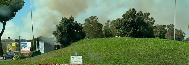 Latina, incendio sulla Pontina: tratto chiuso al km 67