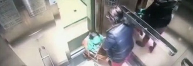 Torino, babysitter picchia in strada bimba in passeggino: arrestata