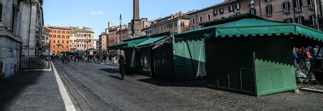 Piazza Navona, M5S: «Riapre il mercatino dopo sequestro dei vigili»