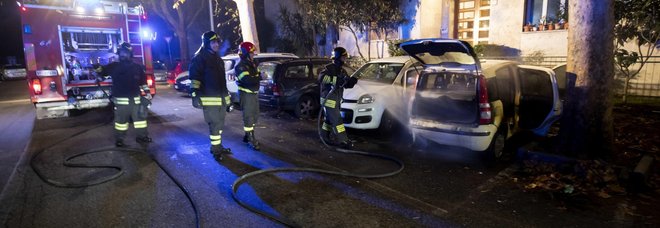 Roma, auto e cassonetti in fiamme i roghi appiccati dai botti di Capodanno