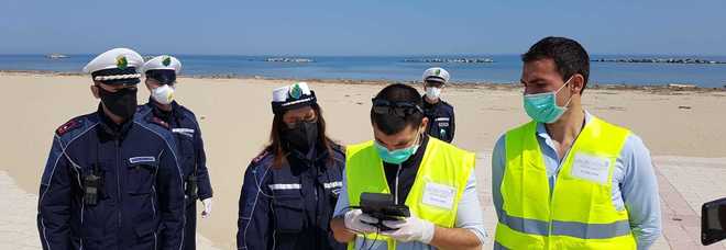 Coronavirus, i droni bloccano le passeggiate in spiaggia