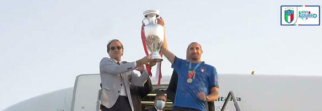 Italia campione d'Europa: il video dell'arrivo degli azzurri con la coppa a Fiumicino