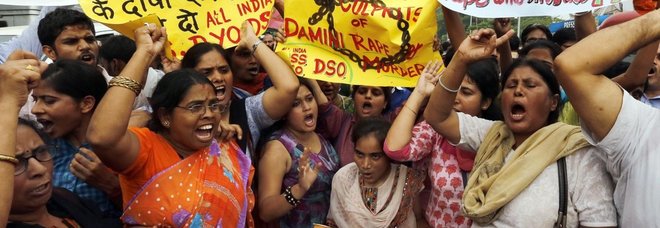 Donne manifestano a New Delhi durante il processo per lo stupro di una giovane