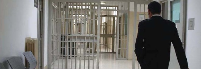Detenuta si impicca con il lenzuolo in cella: la salvano gli agenti carcerari