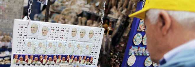 Il business illegale della canonizzazione: 25 arresti, 390 denunce e 7 milioni di oggetti sequestrati