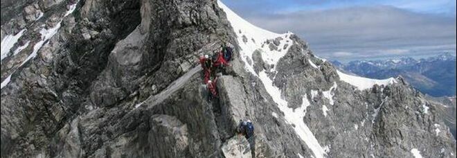 Alpinista precipita per 400 metri e muore sull'Ortles: inutili i soccorsi